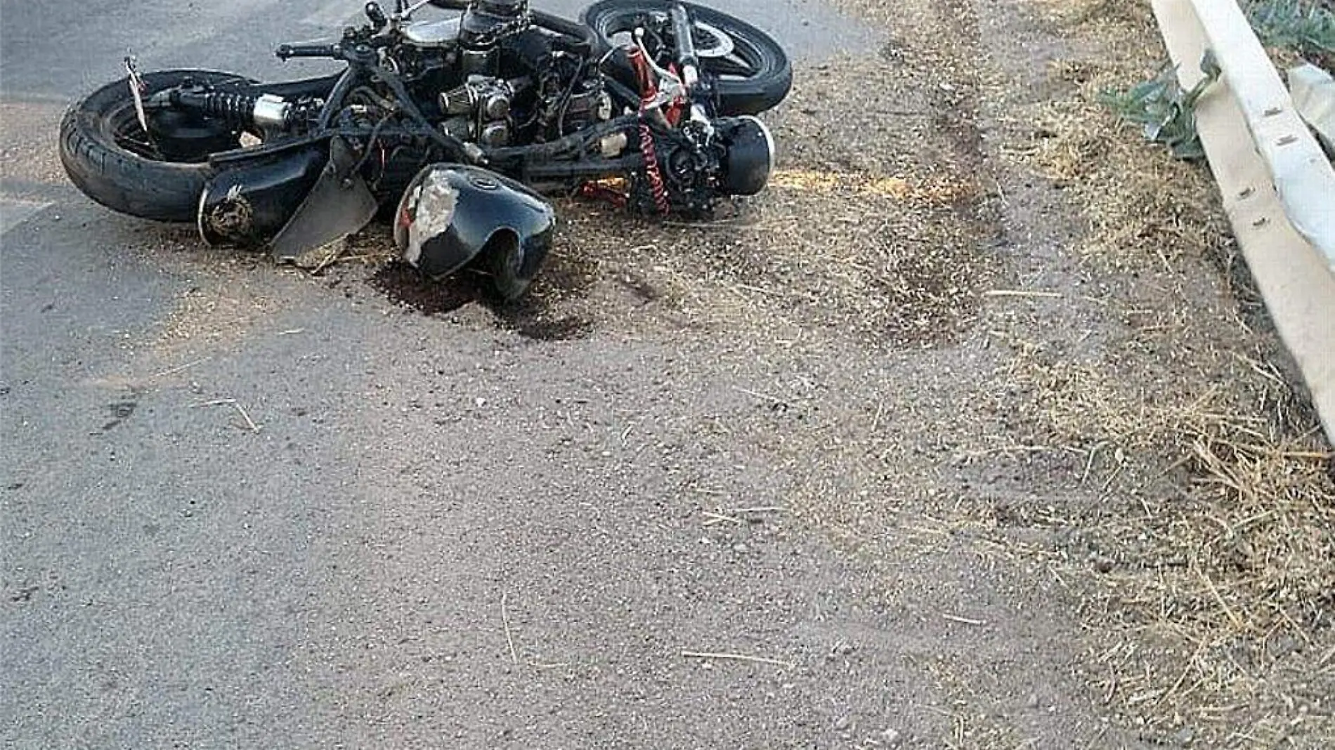 Motocicleta tirada en medio de la carretera